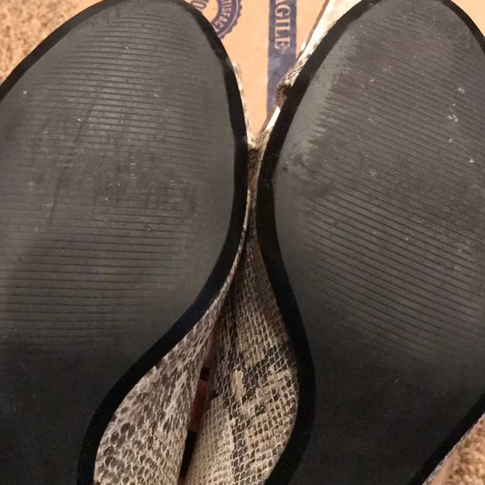 Size 8 shoes snakeskin print VEGAN peep toe heels gray white textured pumps EUC